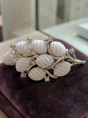 Unusual Signed Coro Ribbed Stone Brooch Pin Iridescent Rhinestones White